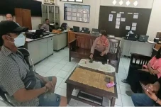 Perempuan Setengah Telanjang...