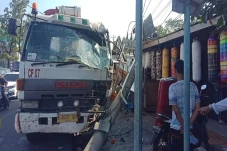 Ditabrak Truk Pengisi...