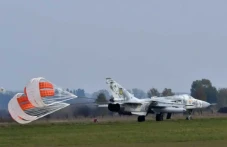 Jet Tempur Su-24 Fencer...