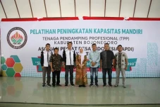 Bupati Anna Dinobatkan...