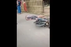 2 Lansia Duel Maut Bersenjata...