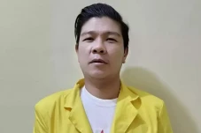 Pakai Jas Almamater,...