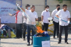 Lewat Pelabuhan Tikus,...