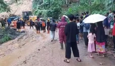 Tanah Longsor di Salopa...