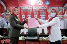 Bupati Winarti Serahkan...
