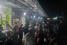 Saat Salat di Masjid,...