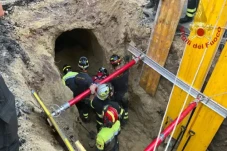 Apes, Pria Ini Gali...