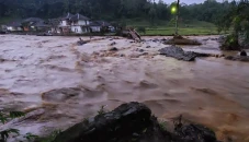 Sungai Cikaengan Meluap,...