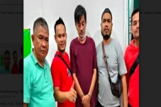 Sedang Asyik Duduk di...