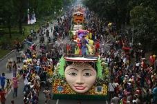 Mobil Hias hingga Marching...