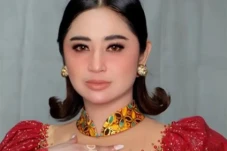 Dewi Perssik Sentil...