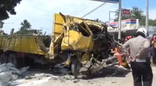 Truk Fuso Tabrak Rumah,...