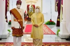Jokowi Pilih Baju Adat...
