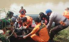Hanyut saat Bikin Konten...