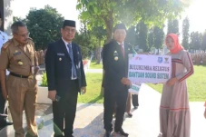 Bupati Andi Utta Serahkan...