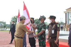 Bupati Tapin Membagikan...