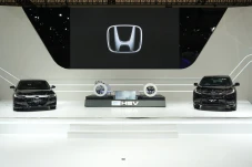 Mobil Hybrid Honda CR-V...