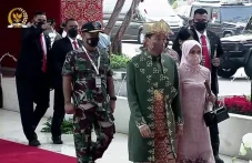 Jokowi Kenakan Baju...