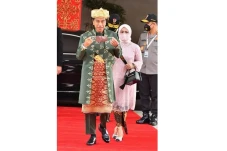 Jokowi Pakai Baju Adat...