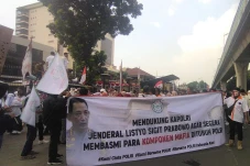 Massa Cinta Polri Tuntut...