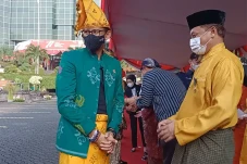 Sandiaga Uno Pakai Baju...