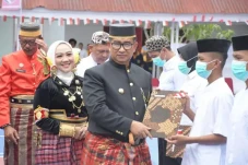 Akmal Malik Serahkan...