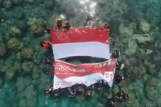 Prajurit TNI AL Kibarkan...