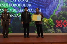 Menteri ATR/BPN Serahkan...