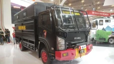 Truk Brimob Nampang...