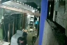 2 Pencuri HP Terekam...