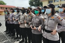 Deretan Polwan dengan...