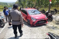 Nekat Dahului Truk di...