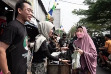 Bagikan 700 Paket Nasi...