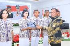 Bupati Elang Beri Hadiah...