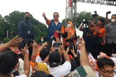 Gunakan Baju Bernuansa...