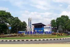 Sederet Alumni Universitas...