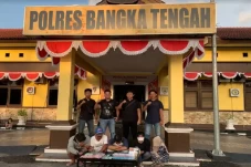 Sedang Asyik Judi, 4...