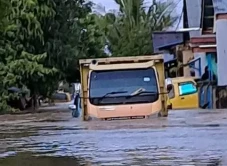 Diguyur Hujan Deras...