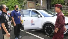 Uji Coba Mobil Listrik...