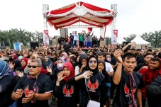 Ribuan Warga Desa di...