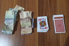 Main Judi Remi di Pasar...