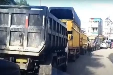 Parah! Antrean Truk...
