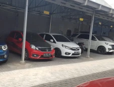 Mobil Mewah Bekas dengan...