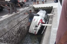 Mobil Wanita Muda Nyemplung...