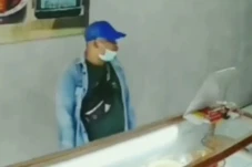 Terekam CCTV, Pria Ini...