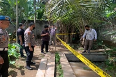 Bermain di Kolam Ikan,...