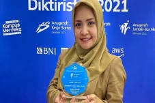 Guru Besarnya Jadi Buronan...