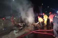 Tabrak Truk di Tol Jagorawi,...