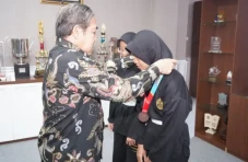 Bupati Sidrap Beri Penghargaan...