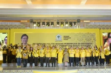 Airlangga Konsolidasikan...